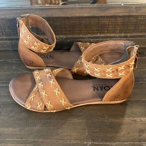 Roan by Bed Stu Sanadals